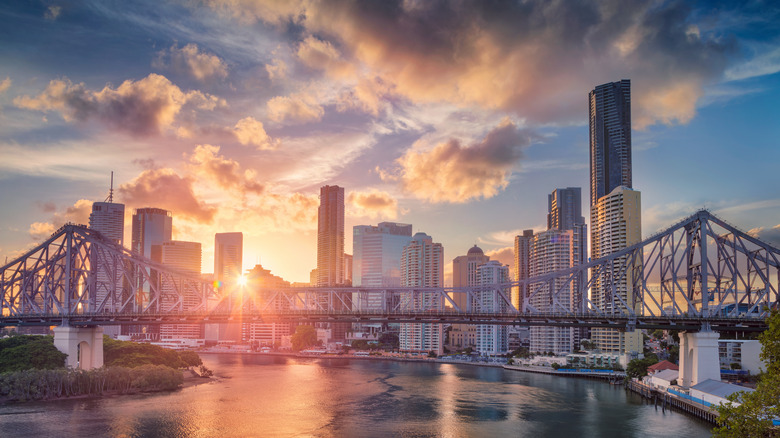 brisbane city skyline and bridge 