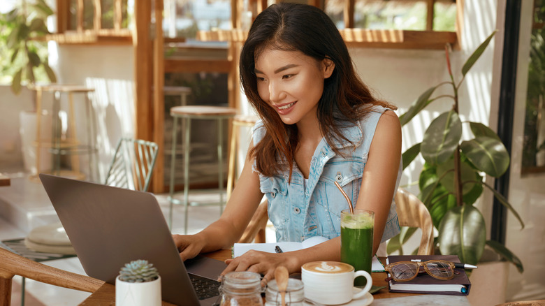 lady on laptop