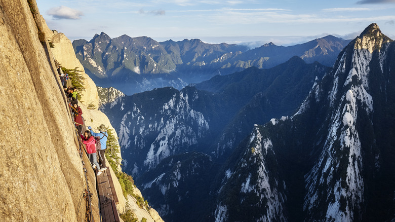 Deadly plank walk on Hua Shan