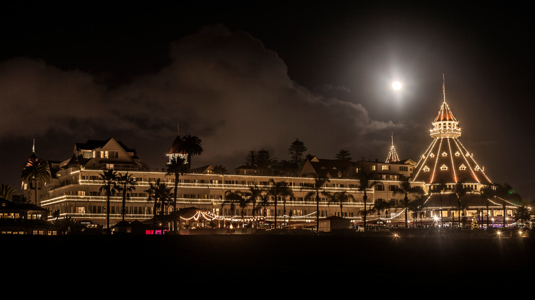 Night view of Hotel Del